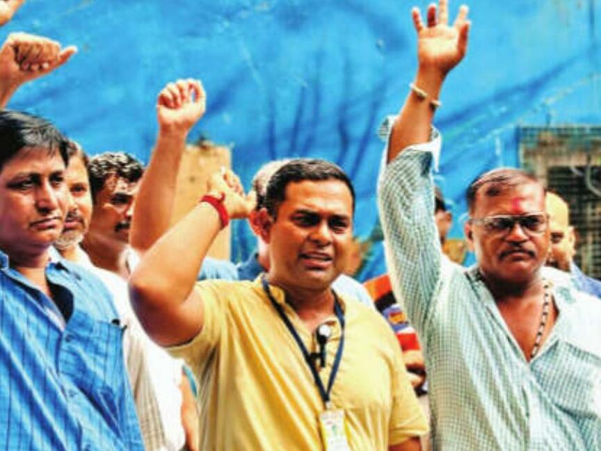 ठाणे स्टेशन के बाहर मनसे के खिलाफ समाचार-पत्र विक्रेताओं ने किया प्रदर्शन