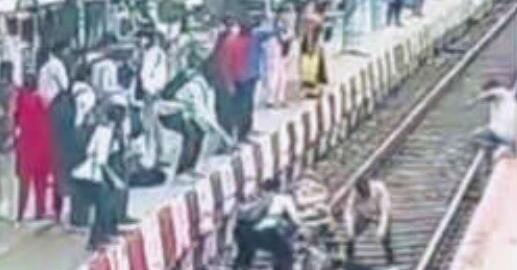 रेलवे ट्रैक पर गिरे नेत्रहीन व्यक्ति की जान एमएसएफ जवान ने बचाई