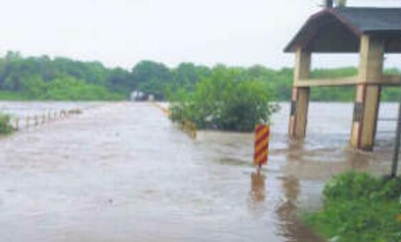 टिटवालाः रुंदे गांव का पुल नदी में डूबा