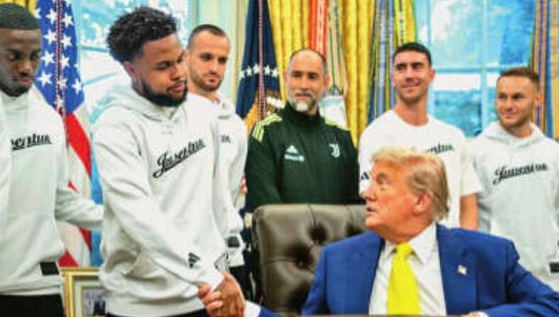 वाइट हाउस में ट्रम्प ने ट्रांसजेंडर्स से पूछा सवाल, तो युवेंटस के प्लेयर्स हुए असहज