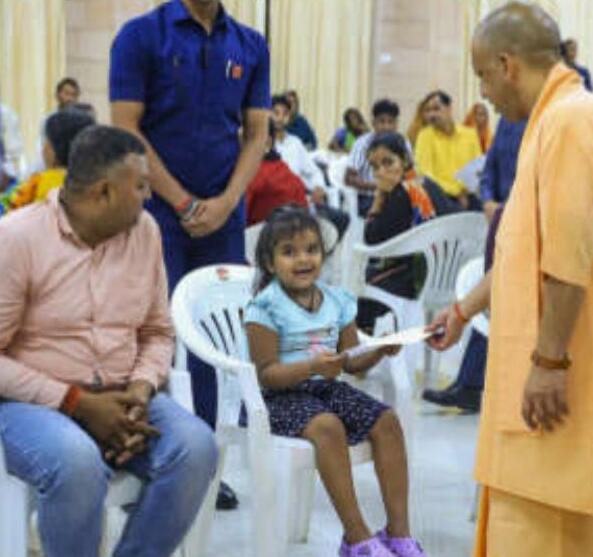 बच्ची ने योगी से लगाई स्कूल में प्रवेश की गुहार