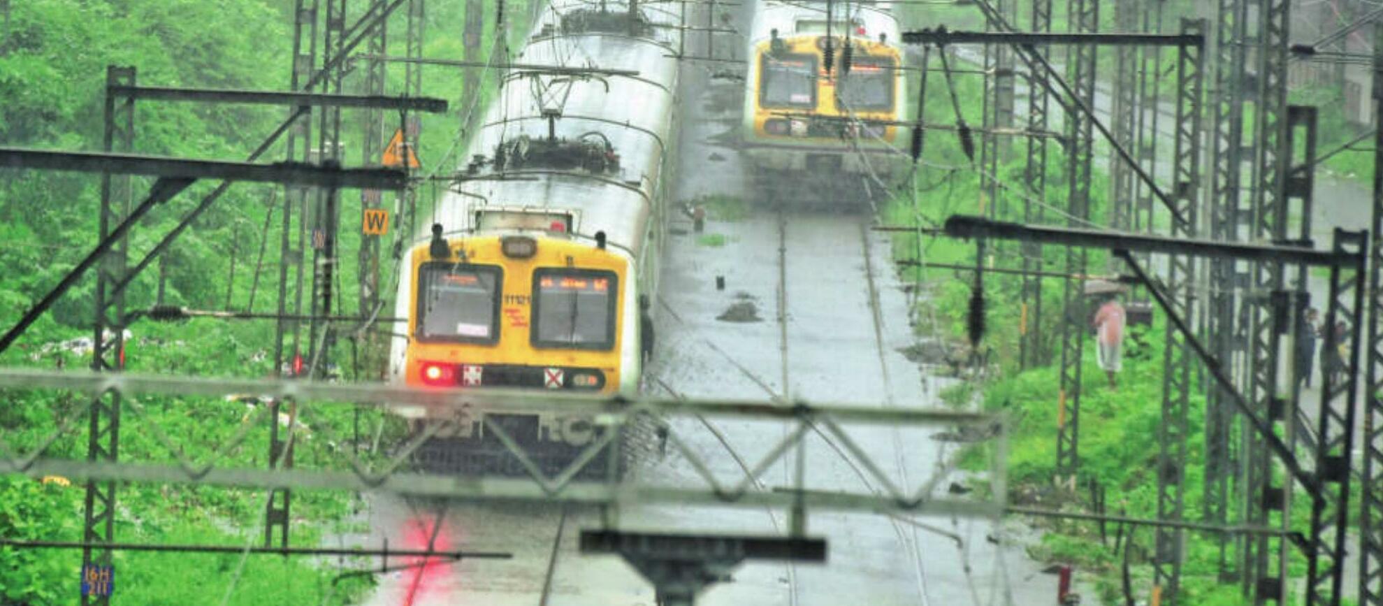 मुंबई के स्कूलों में छुट्टी; कई इलाकों में जाम, फ्लाइट्स डिले