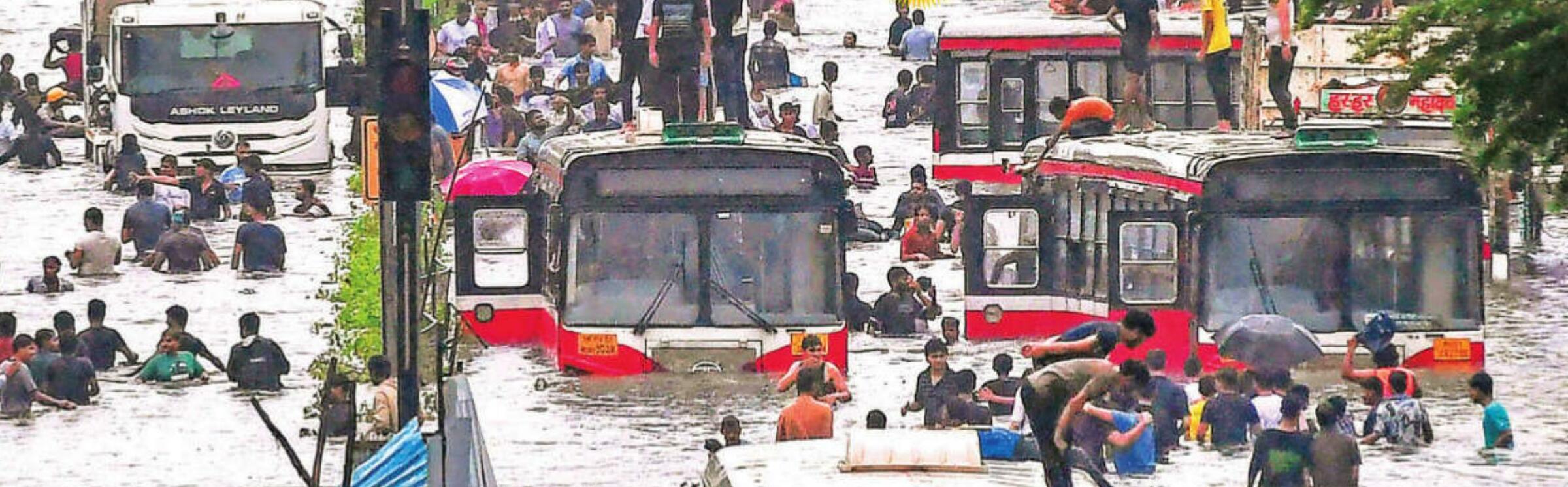 शहर में सैलाब, लड़खड़ाई मुंबई