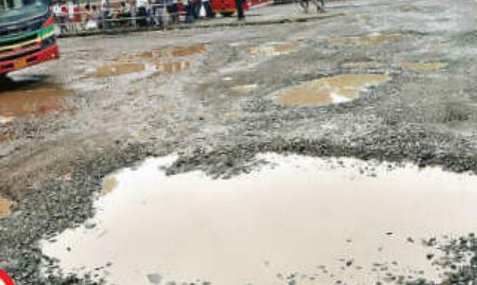 बारिश से मुंबईकरों को मिली थोड़ी राहत, सड़कों के गड्ढे बने आफत