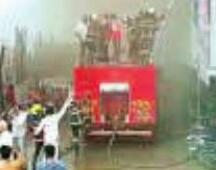 बिजली के तारों में लगी आग से एक की मौत दहिसर के शांति नगर में बहुमंजिला आवासीय इमारत में लगी आग