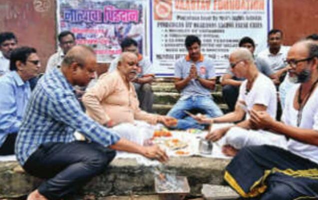 पत्नी पीड़ित पतियों ने किया रिश्ते का पिंडदान