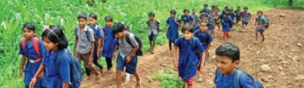 ऊंची आवाज में पहाड़े पढ़ते हुए जंगल से स्कूल जा रहे बच्चे ताकि जंगली जानवरों से डर न लगे; आत्मविश्वासी भी बने