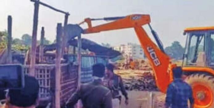 बिहार : सम्राट के कुर्सी संभालते ही बिहार में चला बुलडोजर किशनगंज में स्मैक माफिया के 12 से ज्यादा अड्डे गिराए