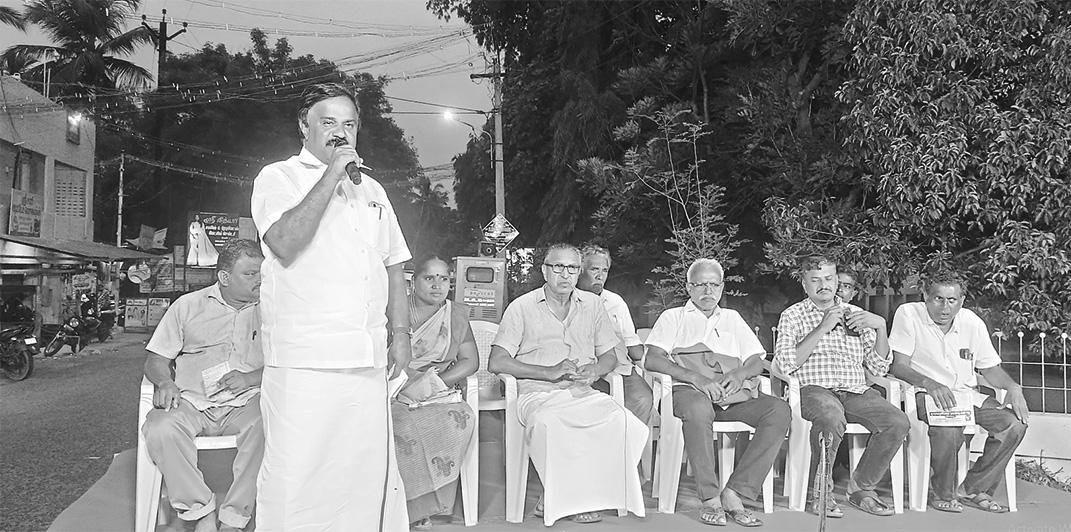 மக்களை அரசியல் படுத்தும் மார்க்சிஸ்ட் கட்சி