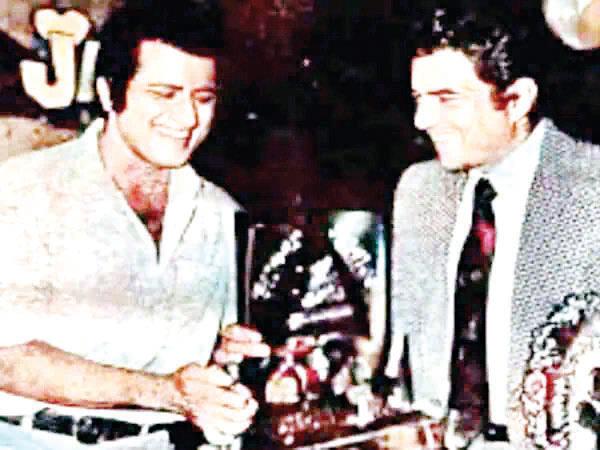 Dharmendra gets emotional as he remembers Manoj Kumar