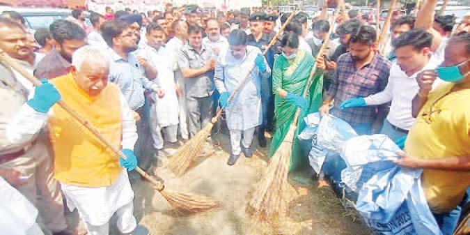 Vipul Goyal starts special cleanliness campaign by sweeping vegetable market