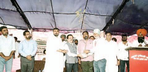 Warm welcome for renowned Urdu story writer Malkit Singh Machhana upon arrival in West Punjab