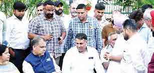 MP Arora dials LIT Chairman on the spot for prompt redressal of civic issues