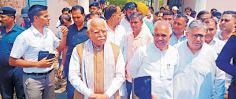 Manohar Lal inspects land of Central Govt in Nilokheri talks to farmers
