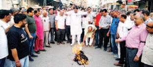 Hindus' massacre in WB: Activists of various outfits burn effigy of Bengal CM Mamata Banerjee