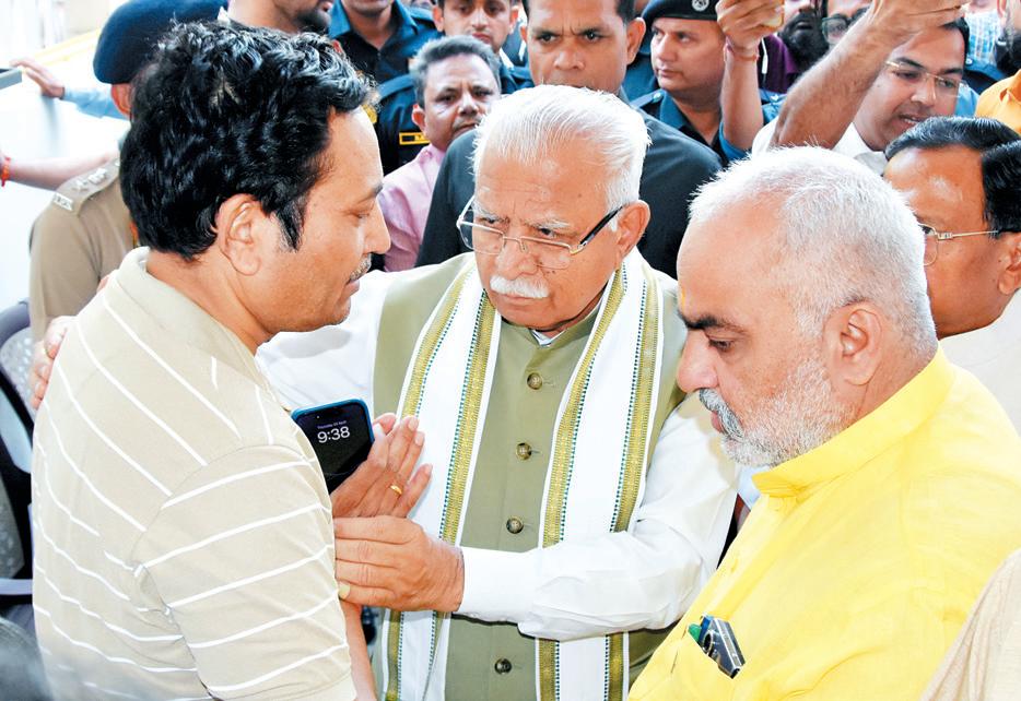 Manohar Lal expresses sorrow on death of Lt. Narwal, consoles bereaved family