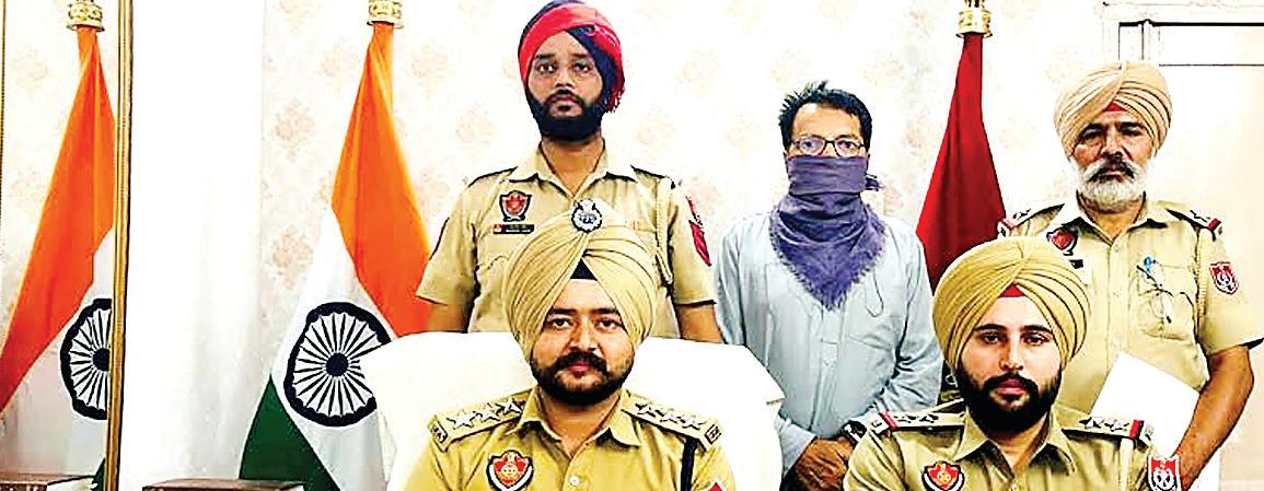 Police arrests gambler with 7.5 lakh rupees, FIR filed