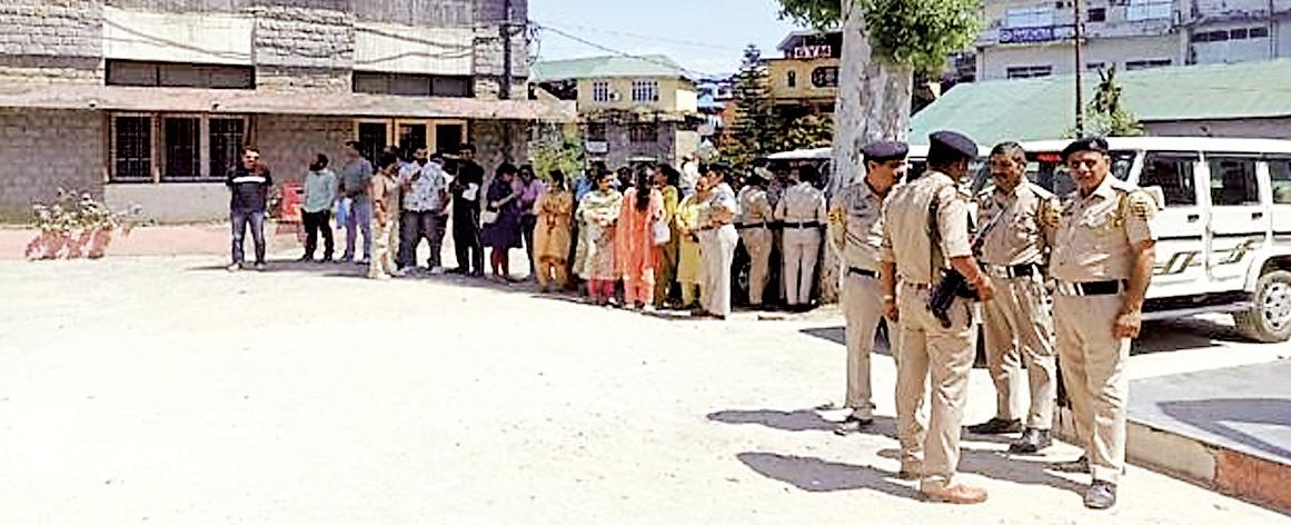 Bomb threat at DC Office Hamirpur sparks panic, police and bomb squad deployed