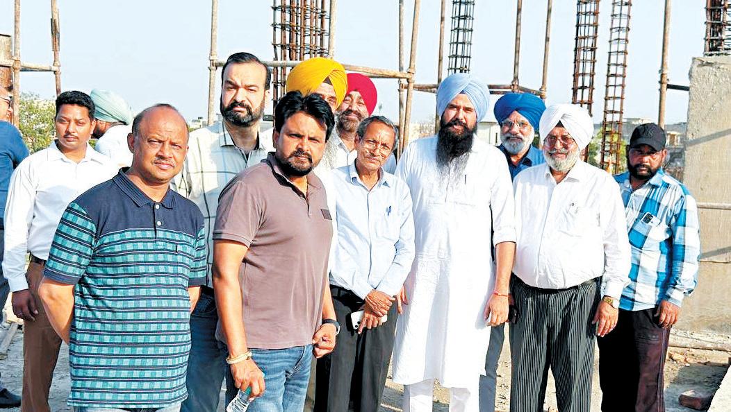 MP Malvinder Singh Kang joins Kar Sewa of Shri Ram Mandir in Kharar