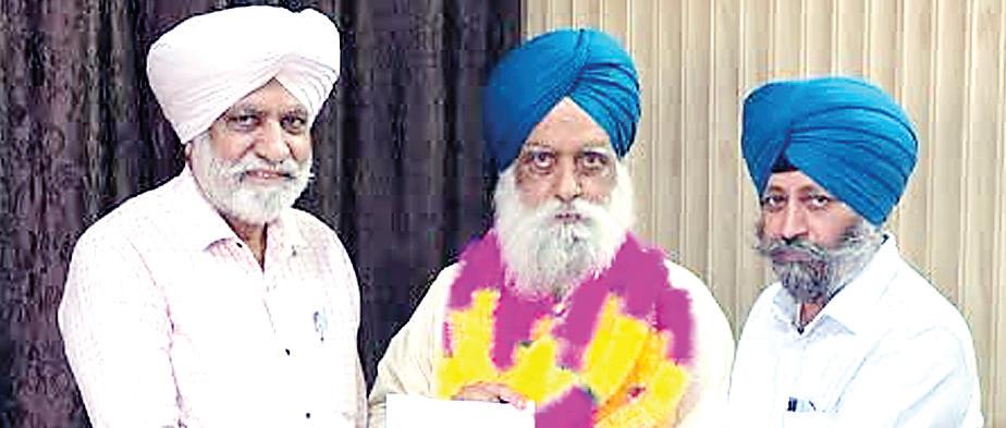 Market Committee Kharar honours 2 employees on their retirement