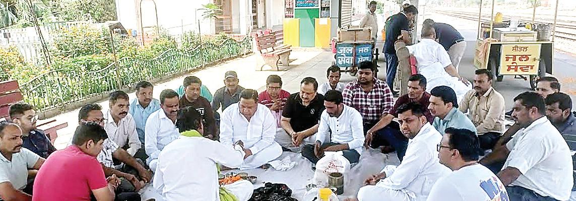 Punjab Mahavir Dal starts free cold water service at railway station