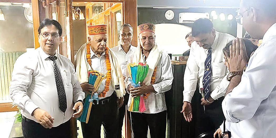 Apple Man Hariman Sharma receives hero's welcome in Ghumarwin after Padma Shri Honour