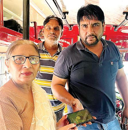 Driver returns valuable mobile phone to passenger after finding it in bus