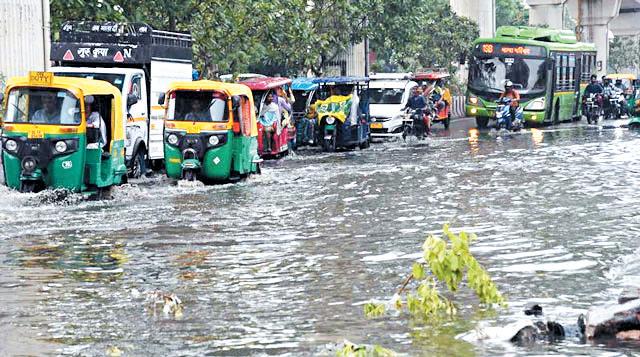 Rain, thunderstorms lash North, 4 dead in Delhi house collapse