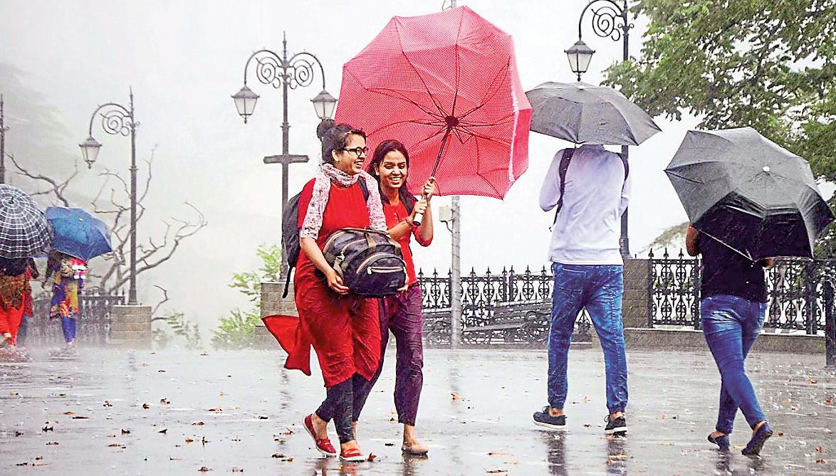 Mercury dips amid unseasonal showers in Himachal