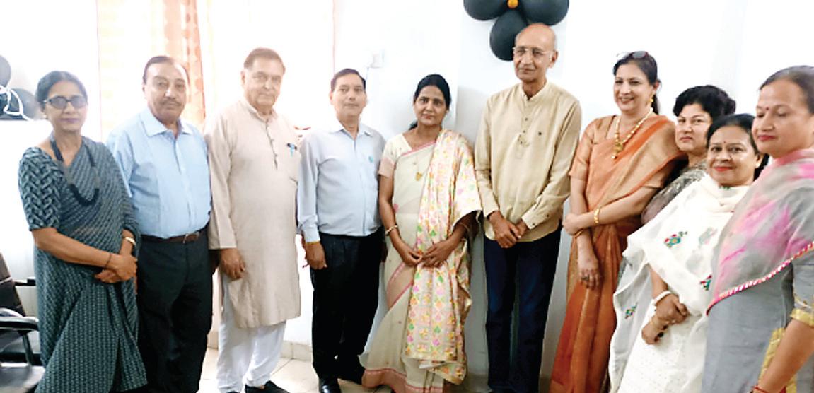 Emotional farewell held for Dr Arun Shukla at B.L.M. Girls College