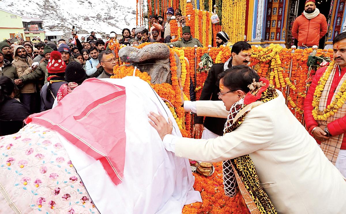 CM Dhami offers prayer at Kedarnath, Garhwal Rifles plays devotional music