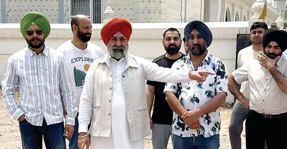 Road from Mohali to Chhappar Chiri in poor condition, TDI Sector 92 residents show ground reality to Dy. Mayor