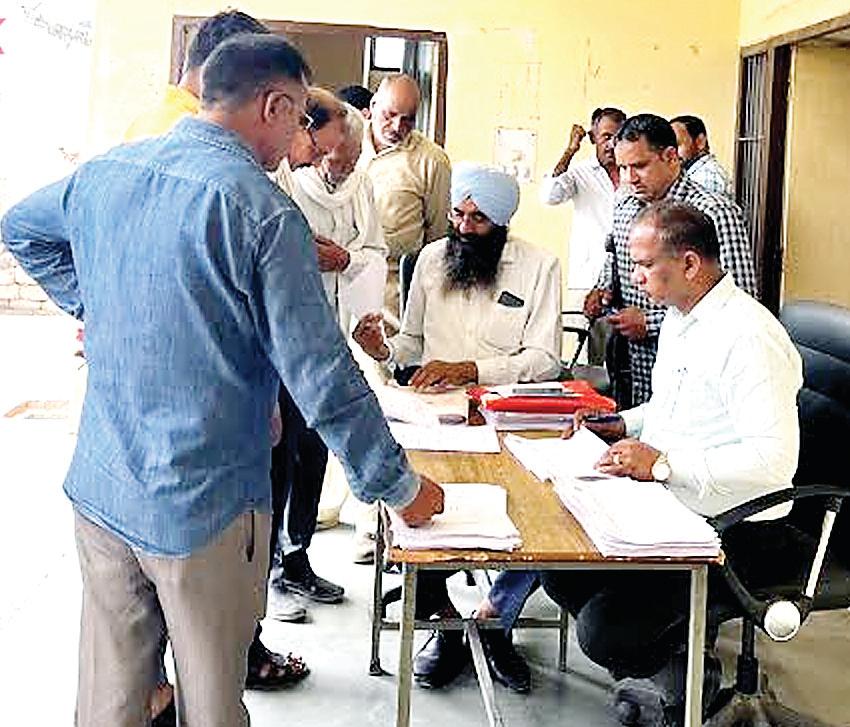 Deputy Tehsildar organises open court on premises of sub- tehsil