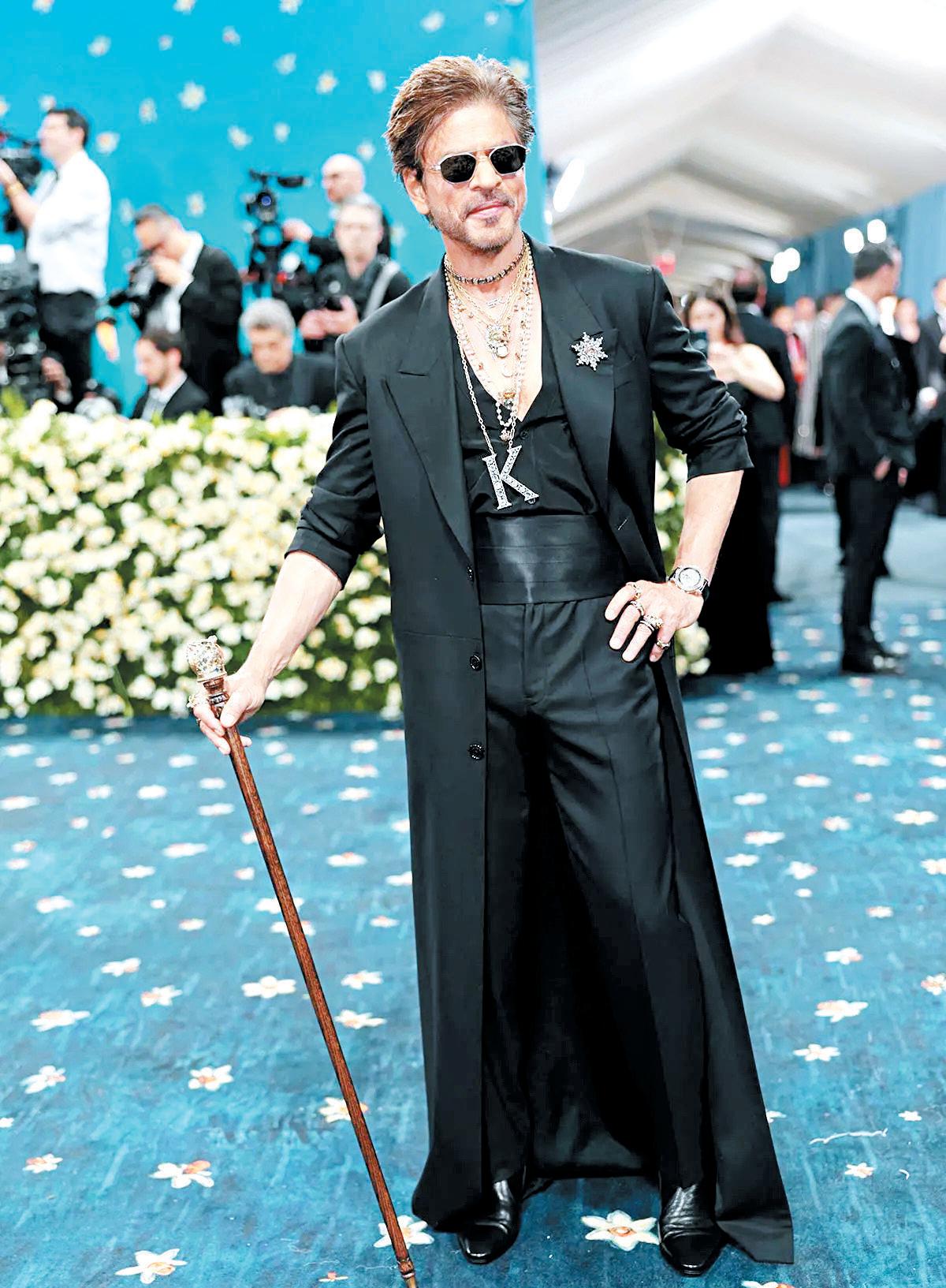 SRK introduces himself to western media at Met Gala, fans praise his humility