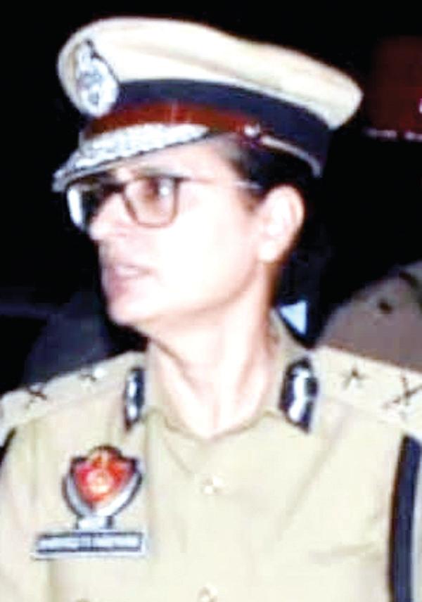 Ban on stay of any person without identity in hotels, motels, guest houses and inns