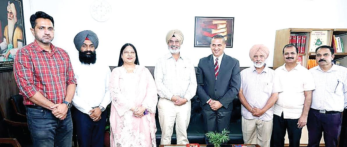 Inderpal Singh Dhanna inaugurates new library at Punjab information commission