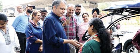 From roadside vendor to E-Rickshaw owner: MP Arora helps Sonam