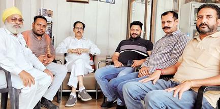 Satish Jatt Pamma, Ex-MLA Joginder Pal discuss polls amid border tensions