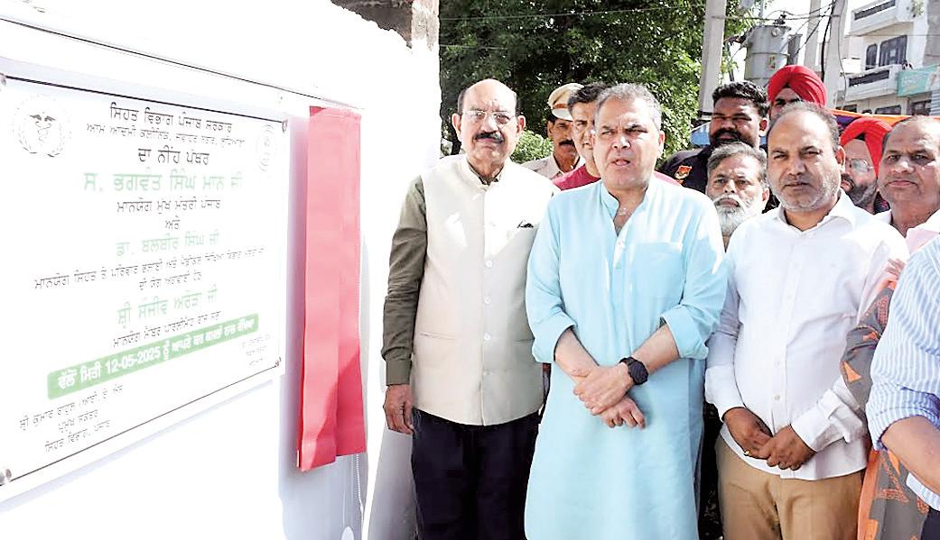 MP Arora and Minister Bhagat lay foundation stone of Mohalla Clinic