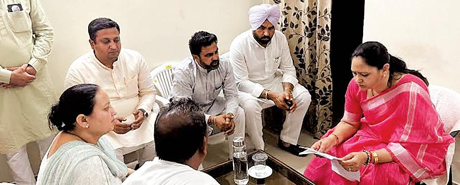 Suman Saini listens to complaints of Ladwa residents in open court