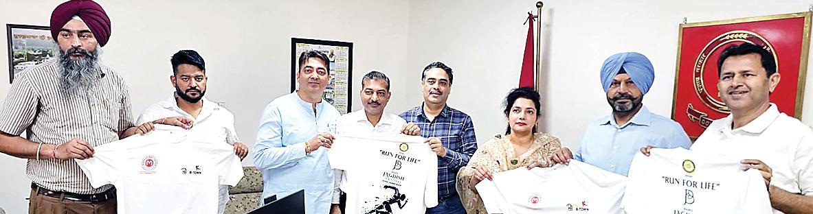 Dr. Sona Thind inaugurates t-shirt for “Run for Life” anti-drugs awareness marathon