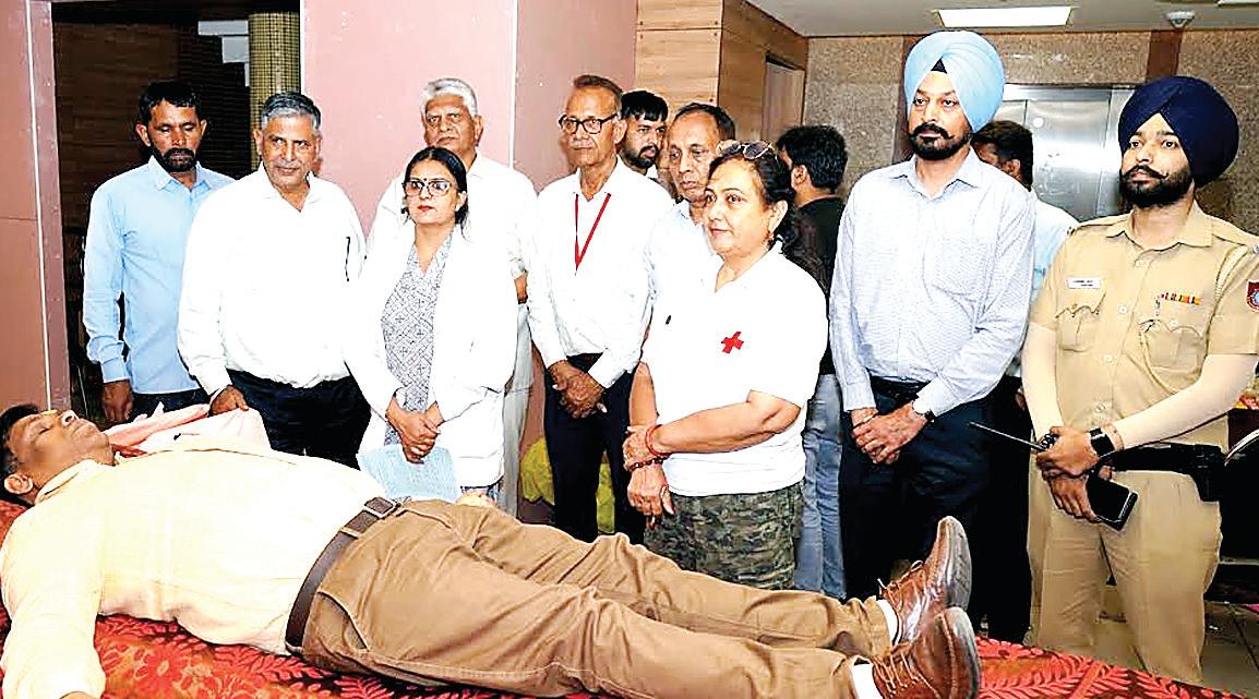 Hundreds join mega blood donation camp on call of MC Mayor
