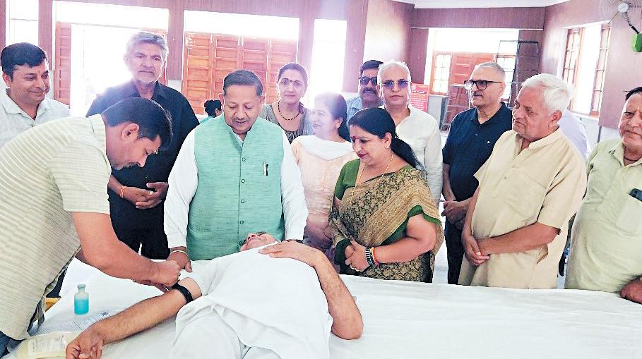 Blood donation camp on Geeta Manishi Swami Gyananand Maharaj's birthday