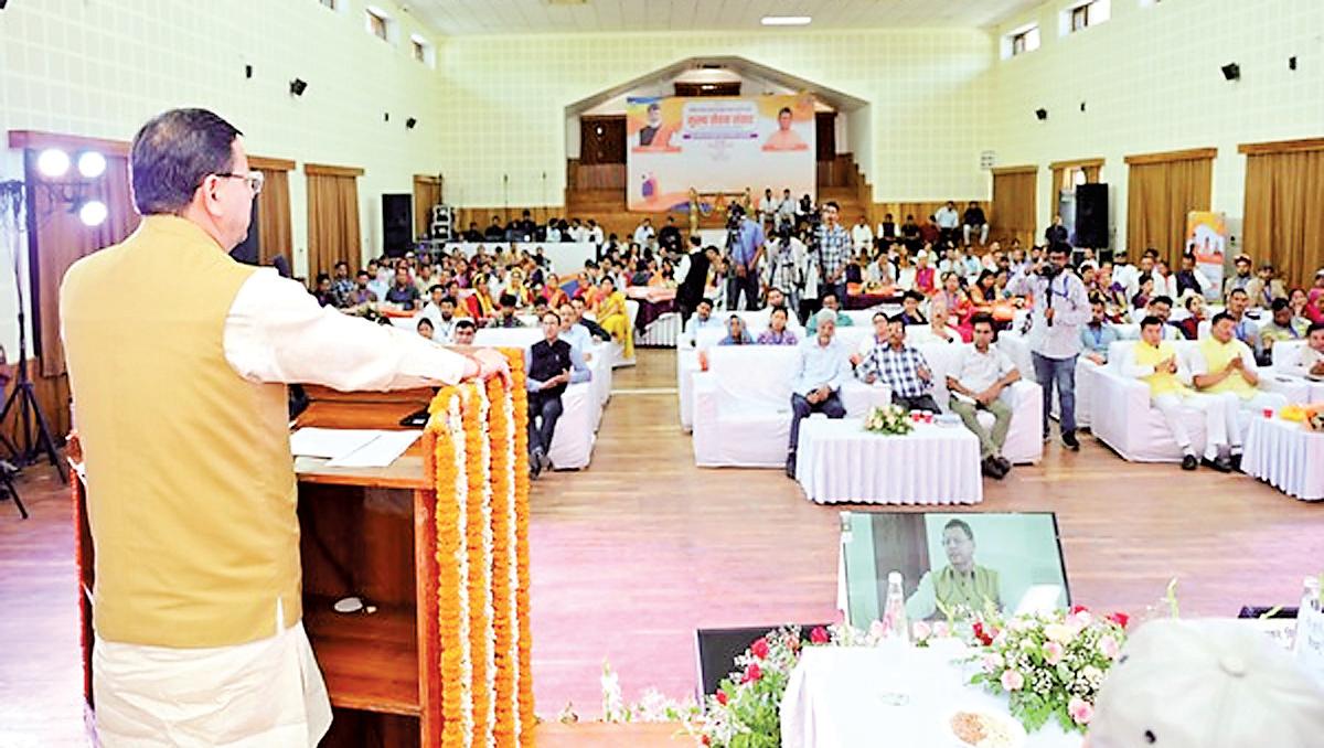 CM Dhami meets Yuvak, Mahila Mangal Dal representatives; announce incentives