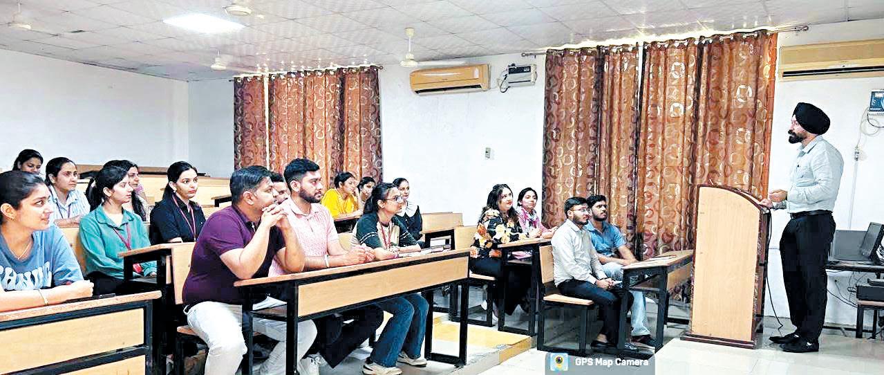 Experts shares knowledge through lectures and practical workshops