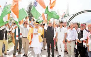 Jai Ram Thakur participates in Tiranga Yatra in the city of Kullu