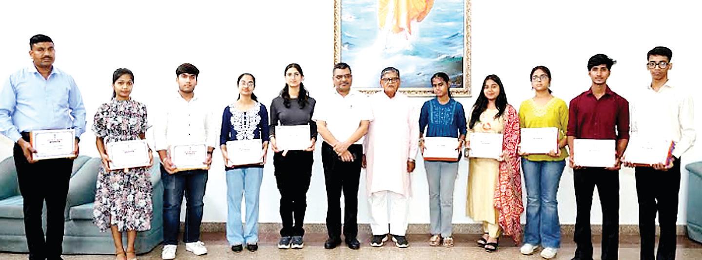Punjab Governor felicitates meritorious students of Raj Bhavan employees