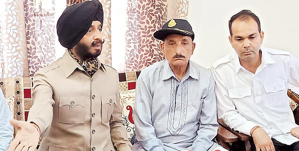 Maninder Bitta assures help to the family of martyr Pawan Jariyal