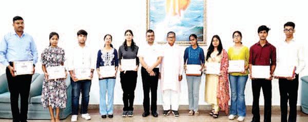 Punjab Governor felicitates meritorious students of Raj Bhavan employees
