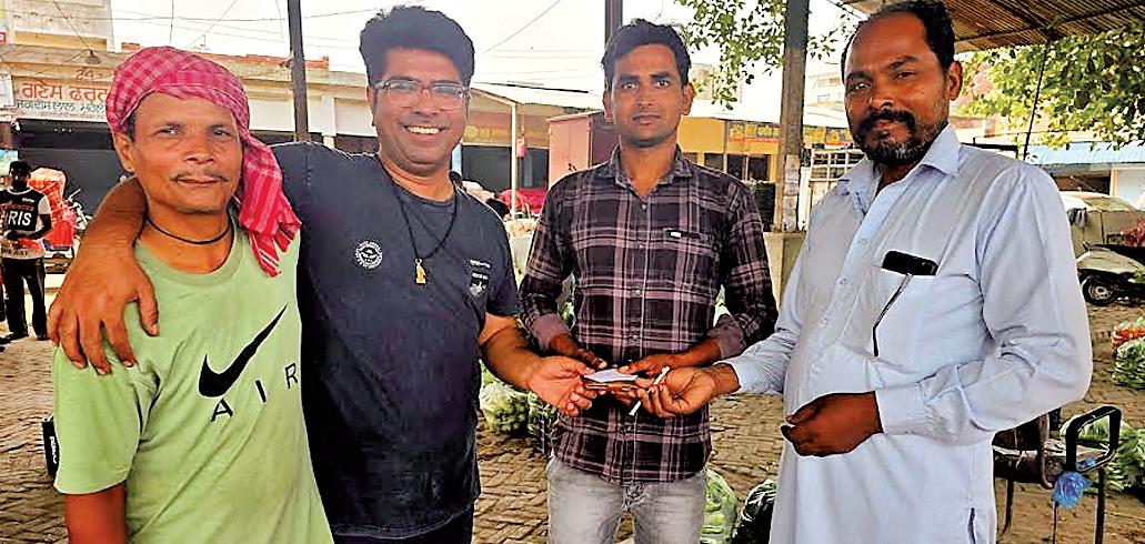 Dera Premi shows honesty and returns purse full of money